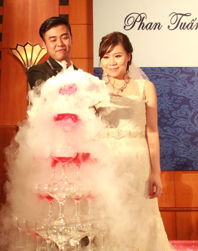 Lộ diện cô dâu bé nhỏ của MC Tuấn Tú trong ngày cưới - 24 Cặp đôi rót rượu