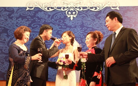 Lộ diện cô dâu bé nhỏ của MC Tuấn Tú trong ngày cưới - 25 ...Và nâng ly chúc mừng trong tiếng vỗ tay nồng nhiệt
