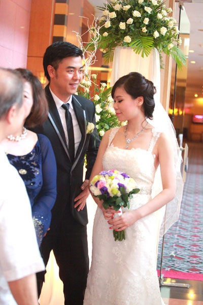 Lộ diện cô dâu bé nhỏ của MC Tuấn Tú trong ngày cưới - 5 Khoảnh khắc cô dâu - chú rể chờ đón người thân bạn bè đến dự tiệc cưới