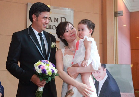 Lộ diện cô dâu bé nhỏ của MC Tuấn Tú trong ngày cưới - 10 Cô dâu - chú rể cưng nựng một bé gái cùng bố mẹ đến dự tiệc cưới