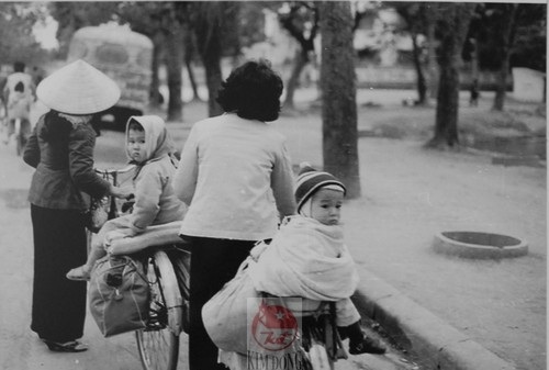 Người già, phụ nữ và trẻ em rời Thủ đô đi sơ tán trong những ngày cuối tháng 12 năm 1972