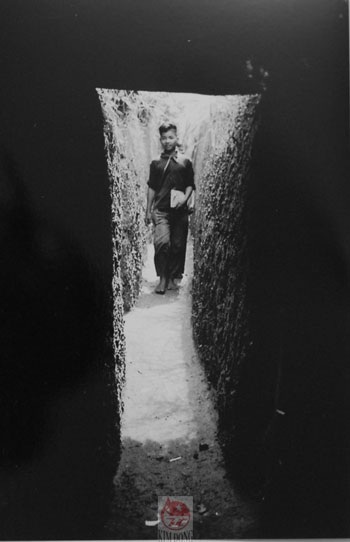 Dù chiến tranh rất khốc liệt, học sinh vẫn hàng ngày luồn qua các giao thông hào tới trường