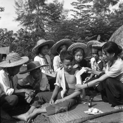 Các em học sinh thời chiến đều được hướng dẫn cách sơ cứu các vết thương