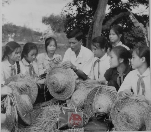 Các em học sinh thời chiến đều được hướng dẫn cách sơ cứu các vết thương