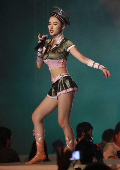 Nhiều chương trình vẫn diễn cảnh “treo đầu dê bán thịt chó”... - 1 Hình ảnh một số nghệ sĩ trong chương trình Vũ điệu đường cong