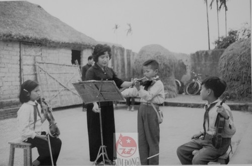 Các em học sinh thời chiến đều được hướng dẫn cách sơ cứu các vết thương