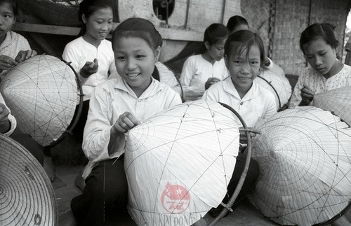 Các em học sinh thời chiến đều được hướng dẫn cách sơ cứu các vết thương