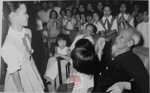 Các em học sinh thời chiến đều được hướng dẫn cách sơ cứu các vết thương