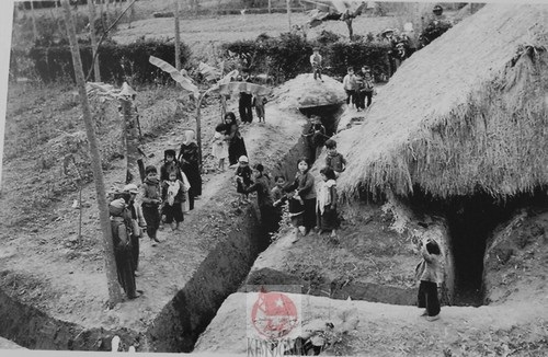 Người già, phụ nữ và trẻ em rời Thủ đô đi sơ tán trong những ngày cuối tháng 12 năm 1972