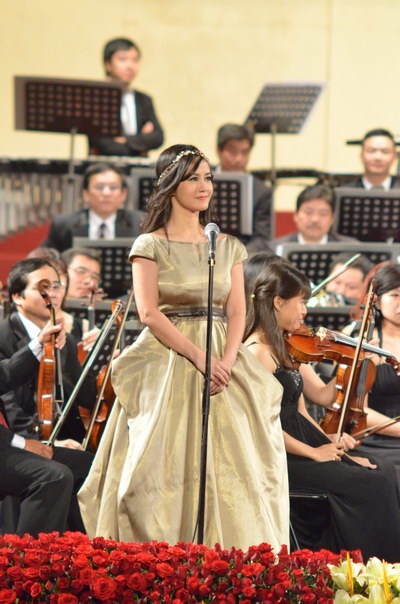 Ca sĩ Hồng Nhung xuất hiện lộng lẫy trên sân khấu Điều còn mãi 2012