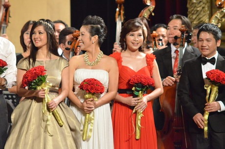 Các nghệ sĩ tạm biệt khán giả trong tiếng vỗ tay vang dội