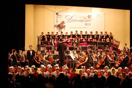 Các nghệ sĩ tạm biệt khán giả trong tiếng vỗ tay vang dội