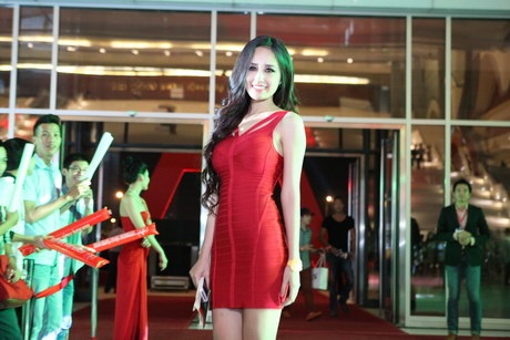 Mai Phương Thúy nổi bật với váy bó màu đỏ rực