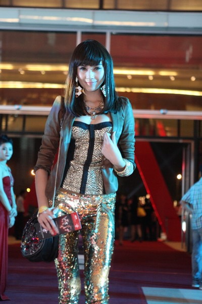 Á hậu Hoàng Yến xuất hiện với phong cách cá tính