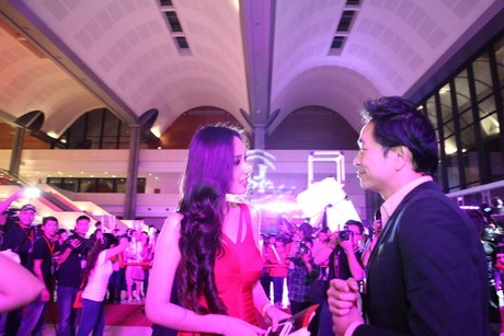 Hình ảnh Mai Phương Thúy thân mật với Benny Ng