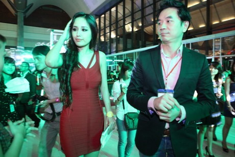 Hình ảnh Mai Phương Thúy thân mật với Benny Ng