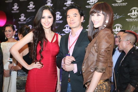 Benny Ng bên Mai Phương Thúy và Hoàng Yến