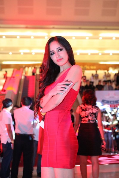 Mai Phương Thúy nổi bật với váy bó màu đỏ rực