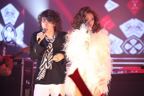 Phương Vy và Sho - trưởng nhóm rock Okamoto's  trình diễn I Love Rock and Roll