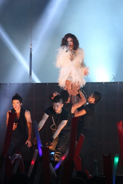 Phương Vy và Sho - trưởng nhóm rock Okamoto's  trình diễn I Love Rock and Roll