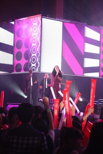 Phương Vy và Sho - trưởng nhóm rock Okamoto's  trình diễn I Love Rock and Roll