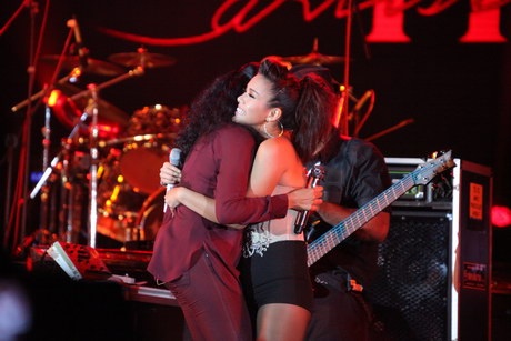 Phương Vy - Monica thể hiện sự mến thương trên sân khấu