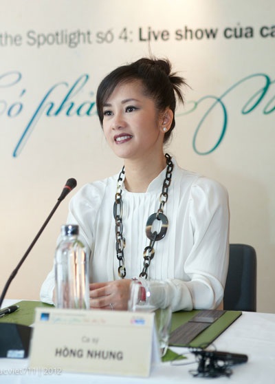 Diva Hồng Nhung sống khiêm tốn hơn sau khi làm mẹ - 4 Hồng Nhung với gu thời trang cá tính tại buổi họp báo ra mắt liveshow Có phải em mùa thu Hà Nội