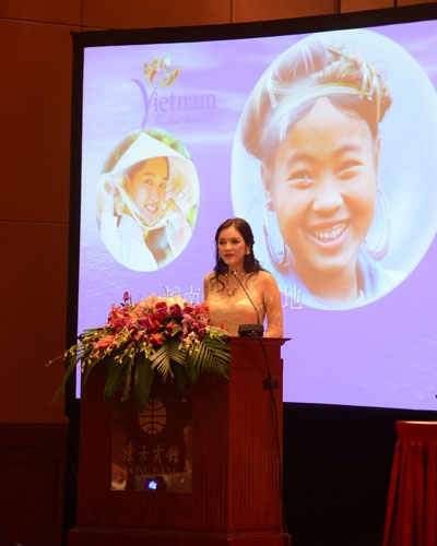 Lý Nhã Kỳ bức xúc khi bị chỉ trích mặc xường xám - 3 Một số hình ảnh Lý Nhã Kỳ duyên dáng tại Quảng Châu.