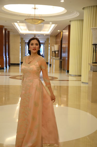 Lý Nhã Kỳ bức xúc khi bị chỉ trích mặc xường xám - 4 Một số hình ảnh Lý Nhã Kỳ duyên dáng tại Quảng Châu.