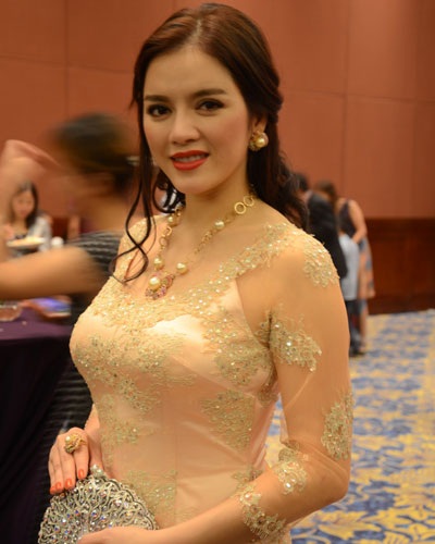 Lý Nhã Kỳ bức xúc khi bị chỉ trích mặc xường xám - 5 Một số hình ảnh Lý Nhã Kỳ duyên dáng tại Quảng Châu.