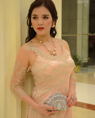 Lý Nhã Kỳ bức xúc khi bị chỉ trích mặc xường xám - 6 Một số hình ảnh Lý Nhã Kỳ duyên dáng tại Quảng Châu.