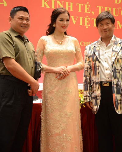 Lý Nhã Kỳ bức xúc khi bị chỉ trích mặc xường xám - 7 Một số hình ảnh Lý Nhã Kỳ duyên dáng tại Quảng Châu.