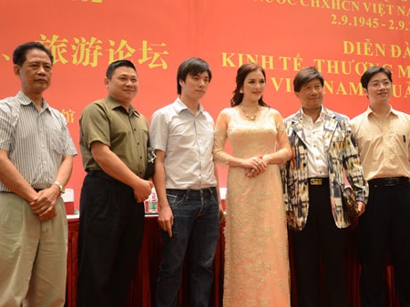 Lý Nhã Kỳ bức xúc khi bị chỉ trích mặc xường xám - 8 Một số hình ảnh Lý Nhã Kỳ duyên dáng tại Quảng Châu.