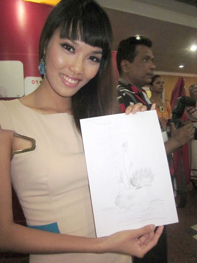 Lan Khuê trong phần thi tài năng, cô vẽ Hoa Sen