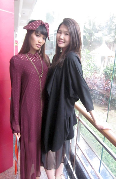 Lan Khuê chụp ảnh cùng thí sinh Mông Cổ