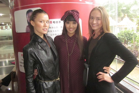 Đại diện Việt Nam đứng giữa