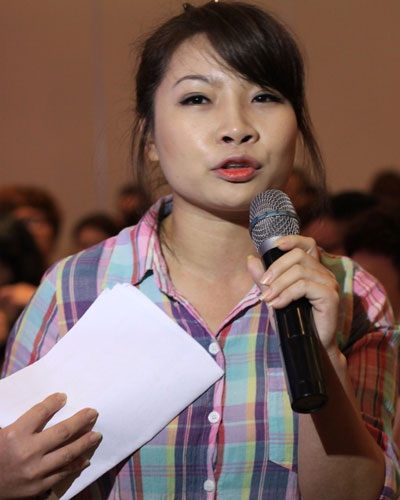 “BTC Giọng hát Việt hứa rút kinh nghiệm sau scandal” - 1 Thí sinh Quỳnh Trang bị cho là cướp mic của phóng viên tại buổi họp báo chiều 11/9