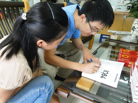 Dịch giả Lục Hương ký tặng độc giả tại Hà Nội (Ảnh: N.N)