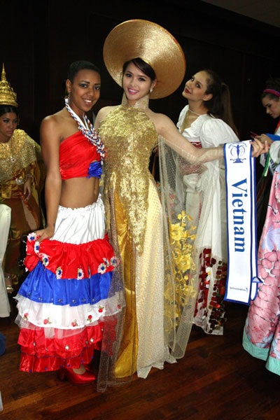 Áo dài Việt Nam lọt top 16 trang phục truyền thống đẹp nhất - 3 Hà Thanh