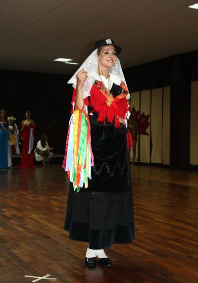 Áo dài Việt Nam lọt top 16 trang phục truyền thống đẹp nhất - 4 Hà Thanh