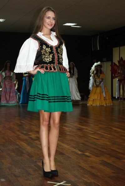 Áo dài Việt Nam lọt top 16 trang phục truyền thống đẹp nhất - 5 Hà Thanh