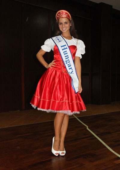 Áo dài Việt Nam lọt top 16 trang phục truyền thống đẹp nhất - 6 Hà Thanh