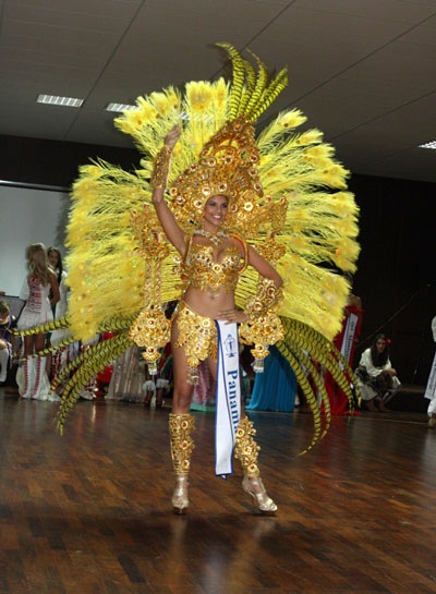 Áo dài Việt Nam lọt top 16 trang phục truyền thống đẹp nhất - 9 Hà Thanh