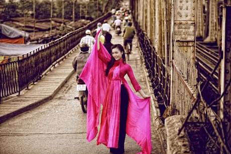 Á hậu Thùy Trang đẹp lãng mạn trong tà áo dài màu tím - 12 Hà Thanh