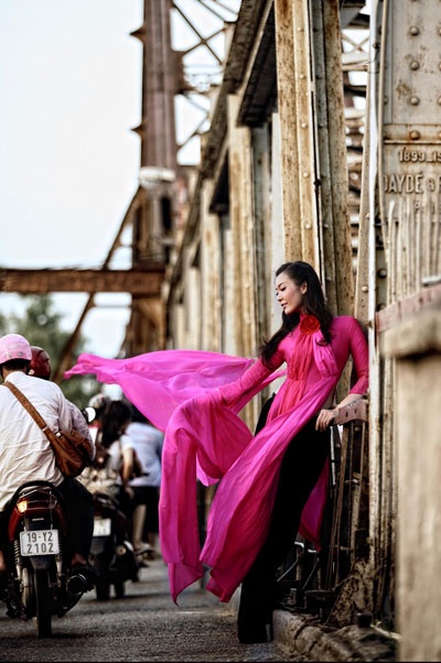 Á hậu Thùy Trang đẹp lãng mạn trong tà áo dài màu tím - 3 Hà Thanh