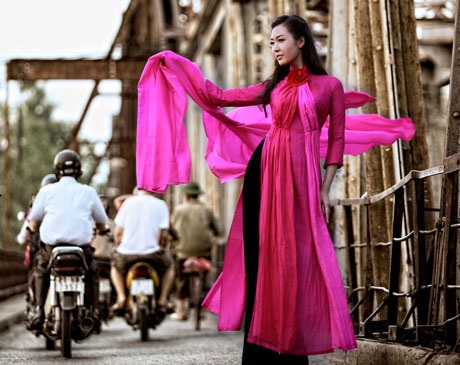 Á hậu Thùy Trang đẹp lãng mạn trong tà áo dài màu tím - 5 Hà Thanh