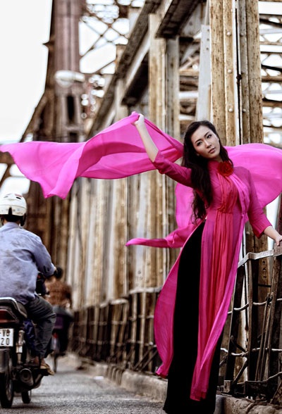 Á hậu Thùy Trang đẹp lãng mạn trong tà áo dài màu tím - 9 Hà Thanh