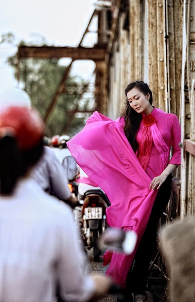 Á hậu Thùy Trang đẹp lãng mạn trong tà áo dài màu tím - 10 Hà Thanh