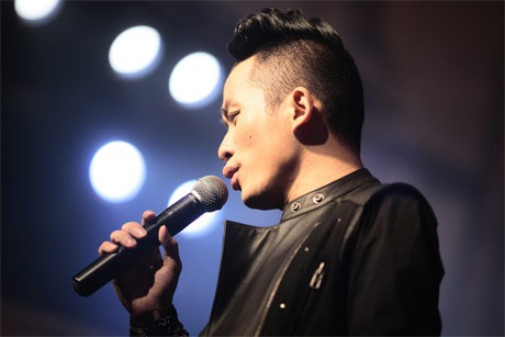 Nguyên Thảo tán tỉnh Tùng Dương trên sân khấu - 1 Tùng Dương chinh phục khán giả khi hát tình ca với nhiều cung bậc cảm xúc