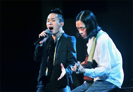 Nguyên Thảo tán tỉnh Tùng Dương trên sân khấu - 3 Tùng Dương chinh phục khán giả khi hát tình ca với nhiều cung bậc cảm xúc